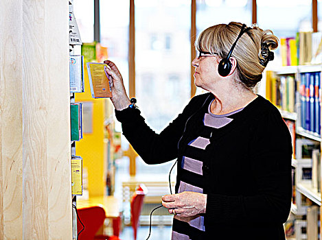 女人,穿,耳机,图书馆