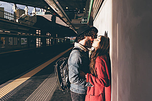 年轻,情侣,站立,火车站台,吻
