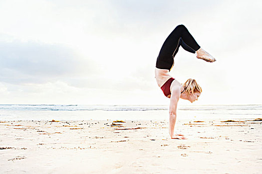 中年,女人,练习,拿大顶,瑜伽姿势,海滩