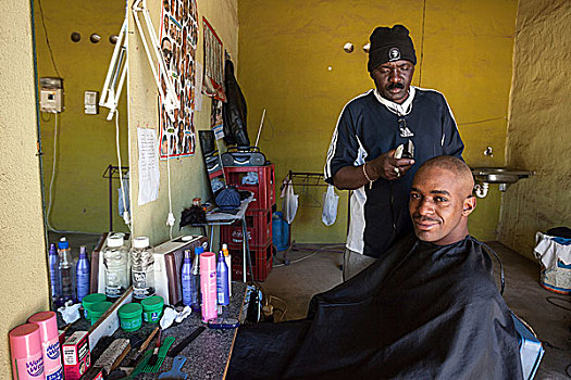 美发师,切,头发,城镇,温得和克,纳米比亚,非洲