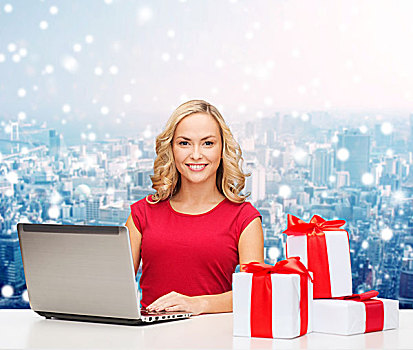 圣诞节,休假,科技,广告,人,概念,微笑,女人,红色,留白,衬衫,礼物,笔记本电脑,上方,雪,城市,背景