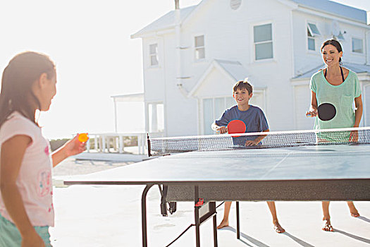 家庭,玩,乒乓球,一起,户外,房子