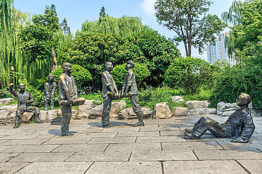 儿童搬腿碰撞游戏雕塑,济南大明湖公园