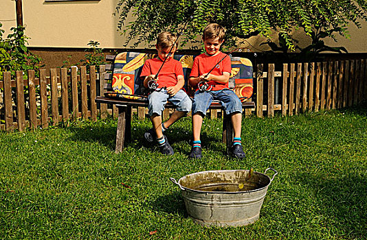 双胞胎,坐,并排,长椅,花园,钓鱼,浴缸