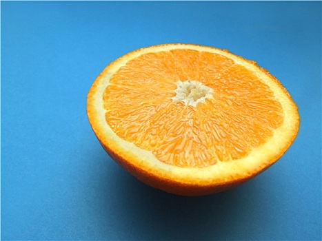橘子片,微距,蓝色背景