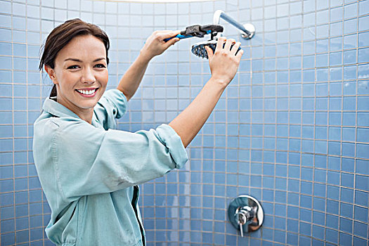 女性,水管工,工作,淋浴头,卫生间