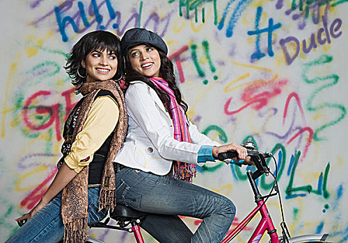 两个女人,骑自行车,正面,涂鸦,遮盖,墙壁