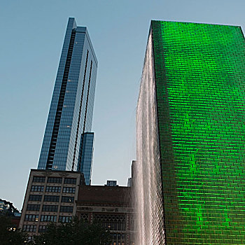 仰视,摩天大楼,一个,光亮,绿色,白色,芝加哥,伊利诺斯,美国