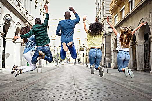 多种族,年轻人,乐趣,一起,户外,城市,背景,人群,跳跃,后视图