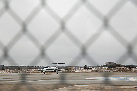 轻型飞机,停放,后面,栅栏,机场跑道,多云天气,密歇根