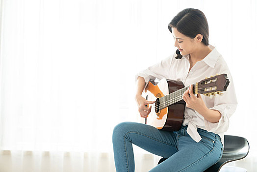 年輕女子彈吉他