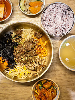 韩式牛肉蔬菜拌饭