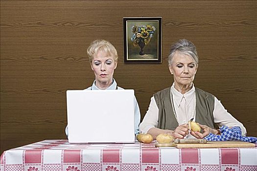老年,女人,笔记本电脑,土豆