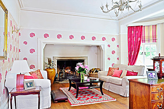客厅,粉色,白色,沙发,黑咖啡,桌子,正面,壁炉