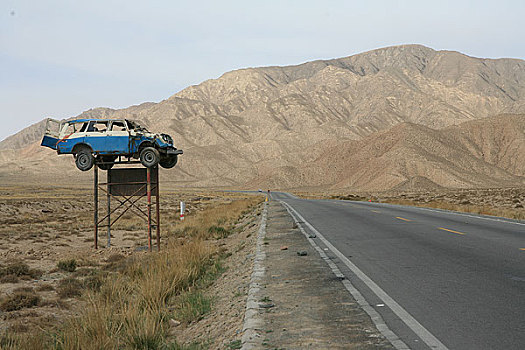 青藏公路上的事故车辆被高高的架起来做成警示标志