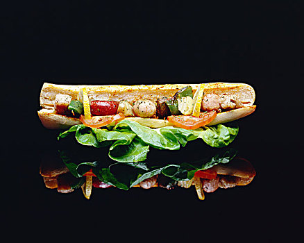 一个三明治,烤串,沙拉叶