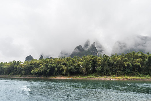 烟雨中的中国桂林漓江山水风光