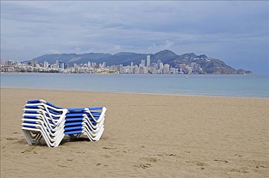 折叠躺椅,乌云,坏天气,危机,干盐湖,海滩,贝尼多姆,白色海岸,阿利坎特,西班牙,欧洲