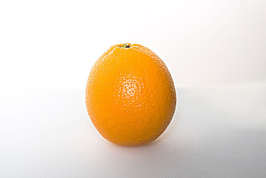 橙子孤立在白色的背景上