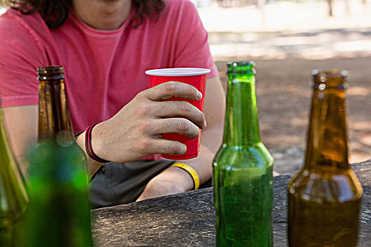 男人,拿着,一次性用品,玻璃杯,啤酒,公园,中间部分