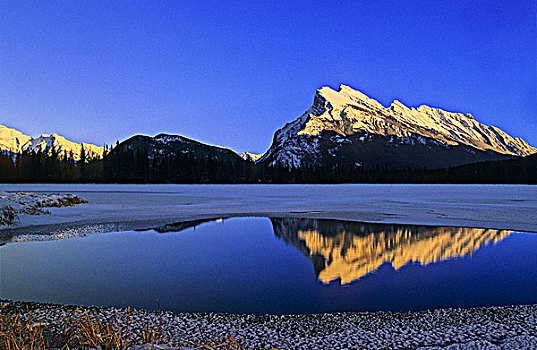 伦多山,维米里翁湖,日落,班芙国家公园,艾伯塔省,加拿大