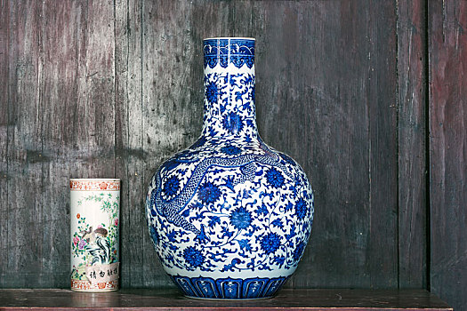 中国安徽省黟县卢村木雕楼老屋内的瓷器摆件