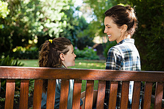 微笑,母女,坐,木制长椅,后院
