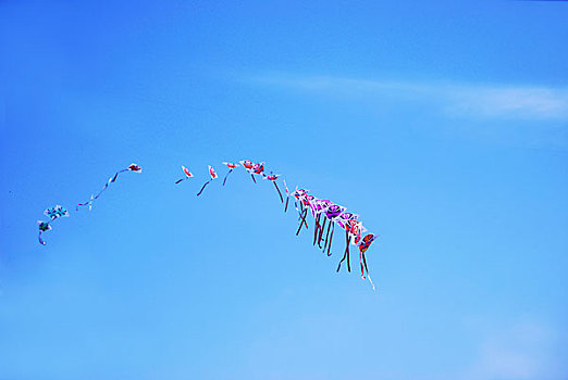 飞在天空中的京剧脸谱风筝