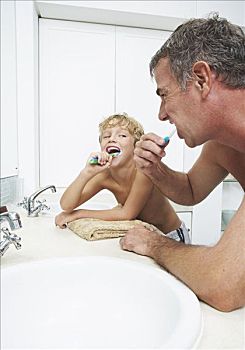 父子,刷牙