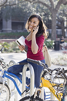 大学生,坐,自行车,拿着,书本,交谈,手机