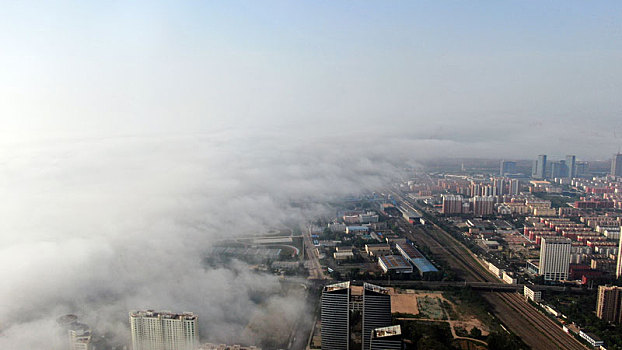 山东省日照市,海边出现平流雾奇观,仙境,下的城市如梦如幻