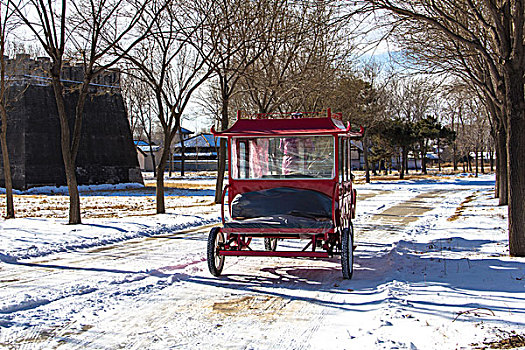 冬天行走中在雪地上的红色马车