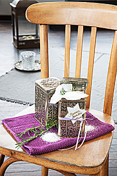 迷迭香,浴盐,装饰,锡罐,紫色,毛巾,放置,木椅