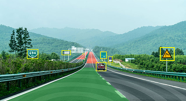 无人驾驶汽车行驶在高速路上,屏幕显示信息