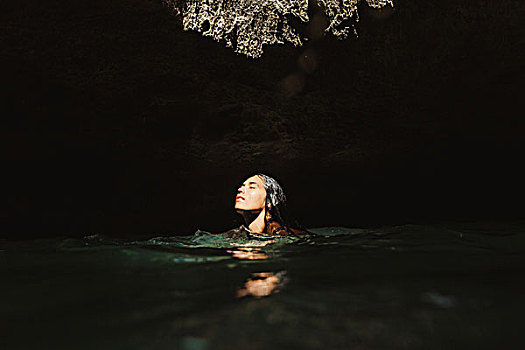 女人,水中,洞穴,闭眼,看别处,瓦胡岛,夏威夷,美国
