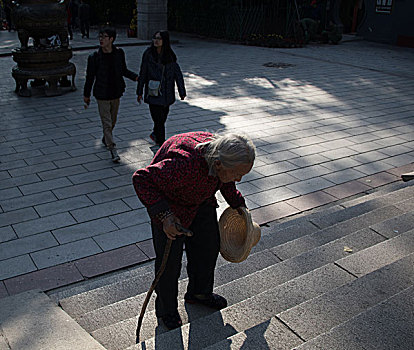 驼背老人