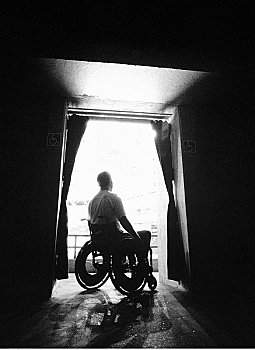 后视图,男人,轮椅,望向窗外