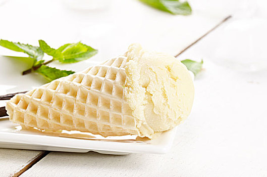 香草冰淇淋,蛋卷,上方,白色背景