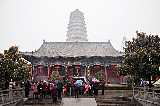 陕西西安2013春节期间人们冒着雪雨到法门寺朝拜
