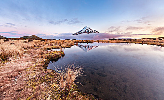 反射,山中小湖,湖,云,层状火山,塔拉纳基,日落,艾格蒙特国家公园,新西兰,大洋洲