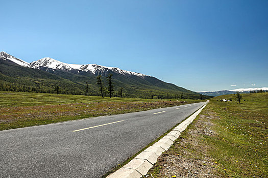 新疆阿勒泰汽车道路风光