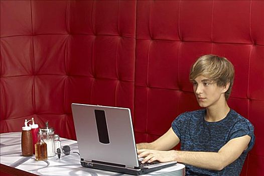 男孩,笔记本电脑,餐馆