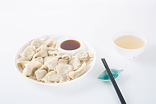 新鲜可口的饺子,蘸料以及饺子汤