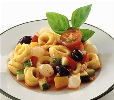 意大利式水饺,西红柿,橄榄,西葫芦