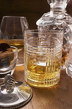 干邑白兰地,威士忌酒,玻璃杯,玻璃瓶