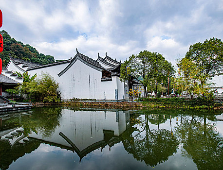 江西婺源县江湾古村落池塘