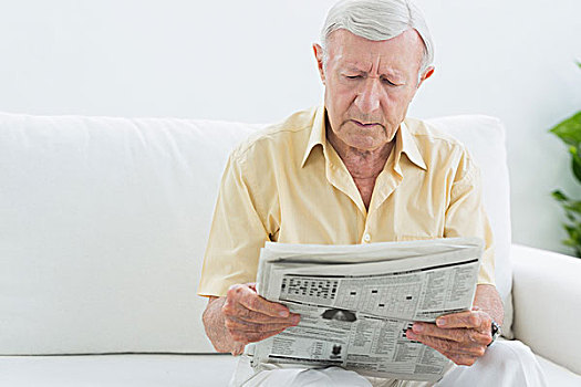 老人,专注,男人,读,报纸,沙发