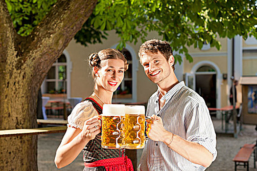 情侣,啤酒大杯,传统服装,啤酒坊
