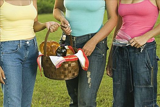 三个女人,站立,一起,拿着,野餐篮