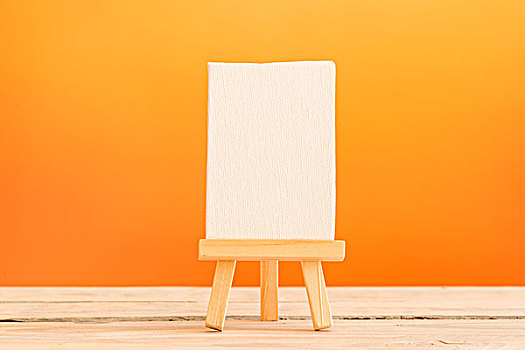 帆布,三脚架,桌子,橙色背景